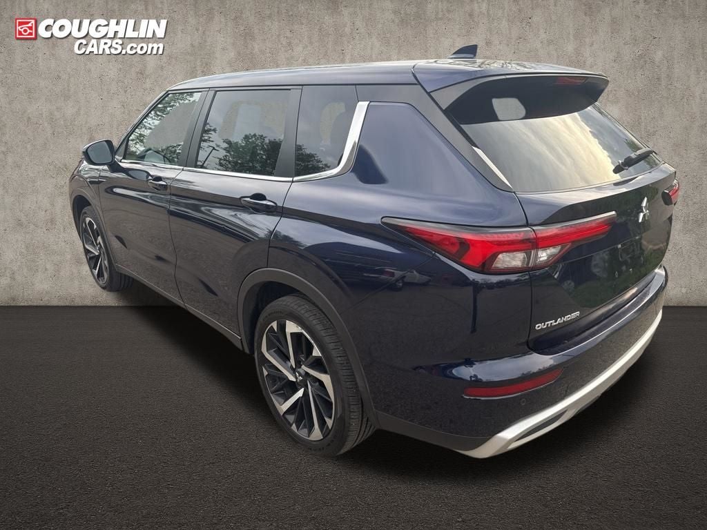 2022 Mitsubishi Outlander Base